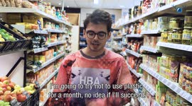 YouTuber tries to give up plastic for one whole month