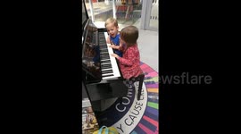 Twins, 3, give adorable piano performance at Manchester Victoria Station