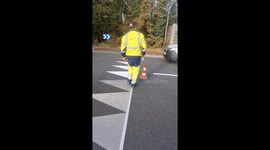 Julien scotch des dents requins à une vitesse impatiente une très bonne dextérité