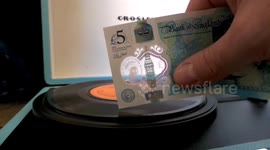 The new five pound note can play a vinyl