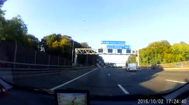 M25 Driver fails to use mirrors - Dashcam