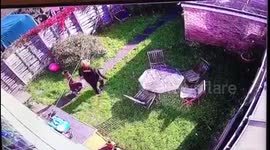 Delivery driver appears to try and 'relieve herself' in customer's garden