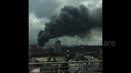 Newsflare Edit - Major fire sends black smoke all over Leeds, UK