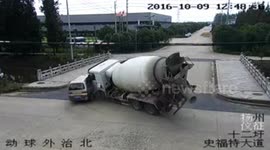 Minibus driver narrowly escapes being killed by mixer truck
