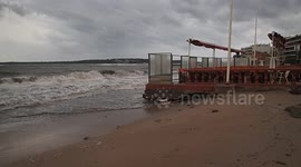 Vent et vagues à CANNES, PACA, FRANCE - Le Moure Rouge frappé par les vagues - Intempéries