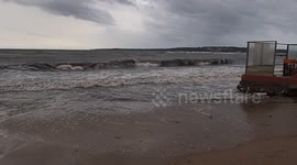 Vent et vagues à CANNES, PACA, FRANCE - Le Moure Rouge frappé par les vagues - Intempéries