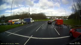Idiot driver at Hermiston gate roundabout