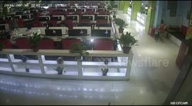 Men cooperate to steal phones in internet cafe