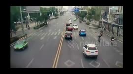 Cyclist has nasty collision with three-wheeler in China