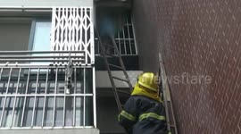 镇江 女童穿睡衣爬窗挂三楼窗外 邻居用绳将其固定住消防官兵将其救下