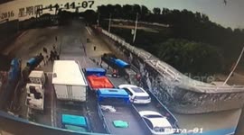 镇江:司机油门当刹车 前车被顶险落江