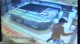 男子4次踩点金店 38秒抢走1斤多黄金首饰