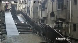 抚州:50岁的大男人 居然抢劫3岁小孩手机