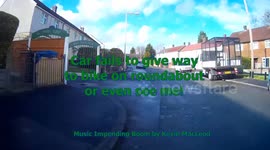 Car fails to give way to bike at roundabout