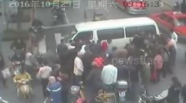 Man trapped under van rescued by passersby
