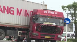 Trailer crashes into central reservation in China