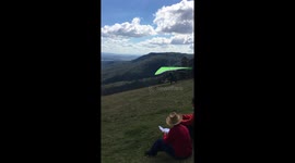Hang gilder runs off cliff to take off