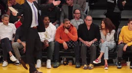 Drake sits court side at the Lakers