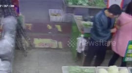 民警欲抓捕小偷遭持刀拒捕 反锁房门叫嚣要同归于尽