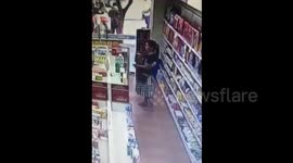 海南三亚:女子超市内偷商品塞裙底
