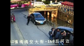 轿车冲出护栏 众人拉车救人