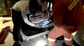头伸进按摩沙发孔洞12岁男孩被卡
