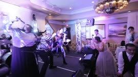 Wedding guests do mannequin challenge during first dance