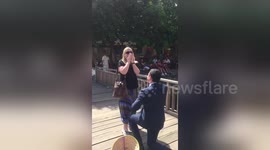 Man suprises his girlfriend with proposal during trip in Vietnam