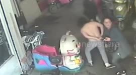 Alleged thief takes off clothes to escape captors