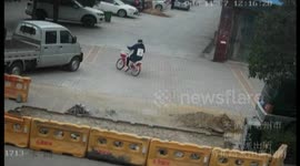 Good samaritans rescue a girl trapped under a lorry