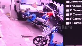 撞伤母子再撞六车 司机涉嫌无证酒驾