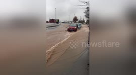 Newsflare Edit - Water bursting through road in Selly Oak, Birmingham