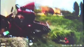 Out-of-control lorry crashes into tricycle in China