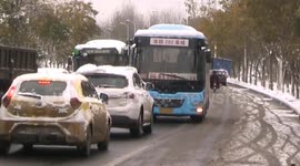 Icy road in China traps hundreds