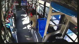 园区公交车开上绿化带 背后的祸首又是它! 素材