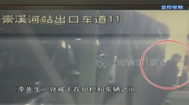 Driver gets stuck between his lorry and toll-gate