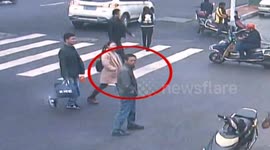 长沙黄兴北路:两女子挽手逛街 男子尾随扒窃3秒得手