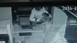手“穿”丝袜夜袭小吃店 捞不着钞票竟豪饮店里饮料