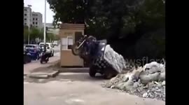 Transport driver comes up with super lazy way to unload vehicle