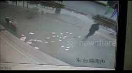 Bank workers and passersby help man pick up all money losing in gust of wind