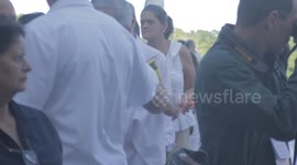 Más gente de la fila esperando a entrar al memorial José Martí