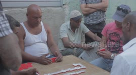 Jugando dominó en La Habana