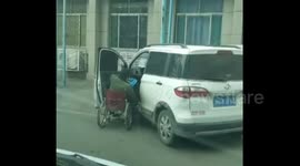 山东济宁:残疾男子开车