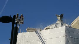 Newsflare Edit - Firefighters tackle blaze on Fleet Street