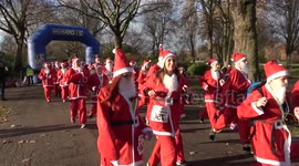 Thousands join London Santa Run