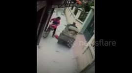江苏泰州:母亲骑车躲避三马车 女孩儿跌落险遭车轮碾压