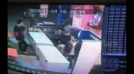 Shopkeeper pouches on man's face after catching him stealing