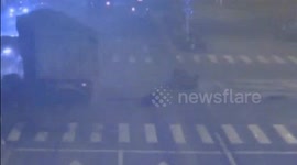货车追尾三轮车 车主被夹击死里逃生