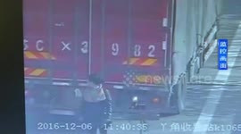 Woman walks with a reversing lorry at its back to try to block licence plate