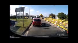 DRIVER DRIVES WRONG WAY ON R/A INTO TRAFFIC THROUGH NO ENTRY EXITS R/A WRONG LANE INTO MORE TRAFFIC - TEXLESS